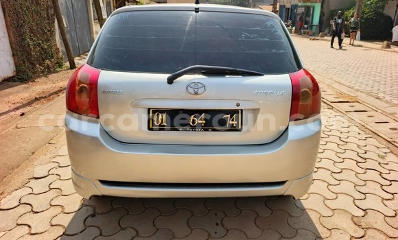 Sayi Na hannu Toyota Corolla Azurfa Mota in Yaounde a Babban Kamaru Sayi Na hannu Toyota Corolla Azurfa Mota in Yaounde a Babban Kamaru