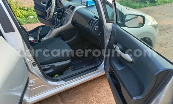 Sayi Na hannu Toyota Auris Azurfa Mota in Yaounde a Babban Kamaru Sayi Na hannu Toyota Auris Azurfa Mota in Yaounde a Babban Kamaru