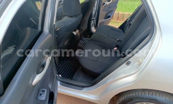 Sayi Na hannu Toyota Auris Azurfa Mota in Yaounde a Babban Kamaru Sayi Na hannu Toyota Auris Azurfa Mota in Yaounde a Babban Kamaru