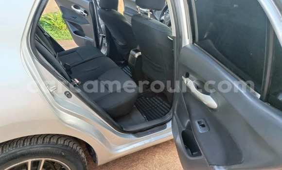 Sayi Na hannu Toyota Auris Azurfa Mota in Yaounde a Babban Kamaru Sayi Na hannu Toyota Auris Azurfa Mota in Yaounde a Babban Kamaru