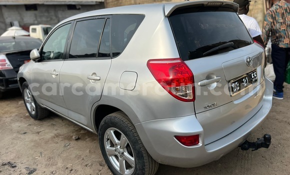Sayi Imported Toyota RAV4 Azurfa Mota in Douala a Ƙasar Kamaru Sayi Imported Toyota RAV4 Azurfa Mota in Douala a Ƙasar Kamaru