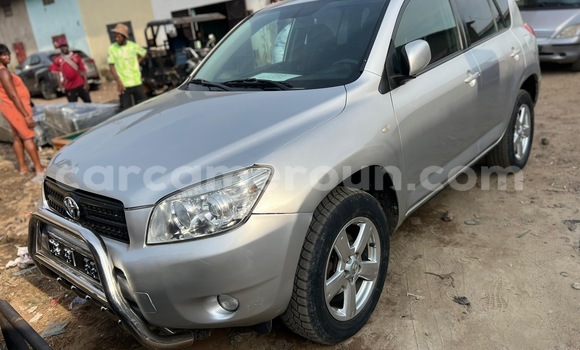 Sayi Imported Toyota RAV4 Azurfa Mota in Douala a Ƙasar Kamaru Sayi Imported Toyota RAV4 Azurfa Mota in Douala a Ƙasar Kamaru