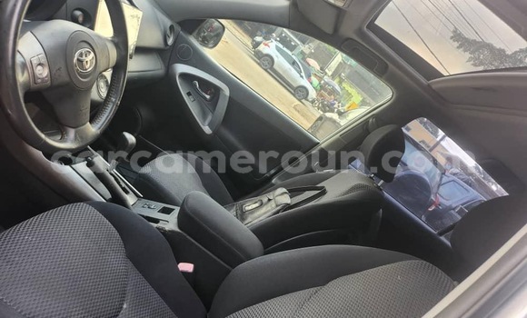 Sayi Imported Toyota RAV4 Azurfa Mota in Douala a Ƙasar Kamaru Sayi Imported Toyota RAV4 Azurfa Mota in Douala a Ƙasar Kamaru