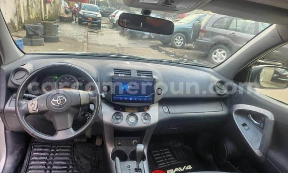 Sayi Imported Toyota RAV4 Azurfa Mota in Douala a Ƙasar Kamaru Sayi Imported Toyota RAV4 Azurfa Mota in Douala a Ƙasar Kamaru