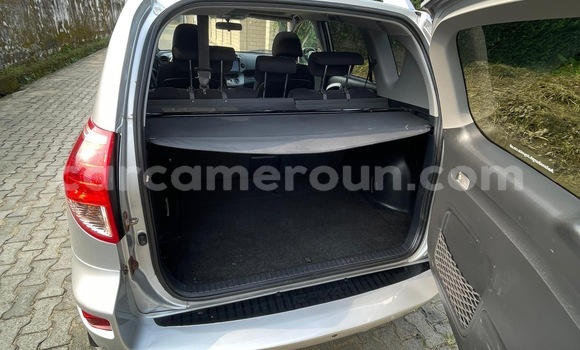 Sayi Imported Toyota RAV4 Azurfa Mota in Douala a Ƙasar Kamaru Sayi Imported Toyota RAV4 Azurfa Mota in Douala a Ƙasar Kamaru