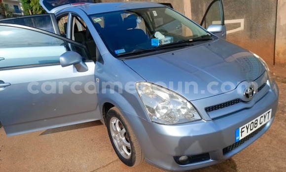 Acheter Occasion Voiture Toyota Corolla Verso Bleu à Yaoundé, Central Cameroon Acheter Occasion Voiture Toyota Corolla Verso Bleu à Yaoundé, Central Cameroon