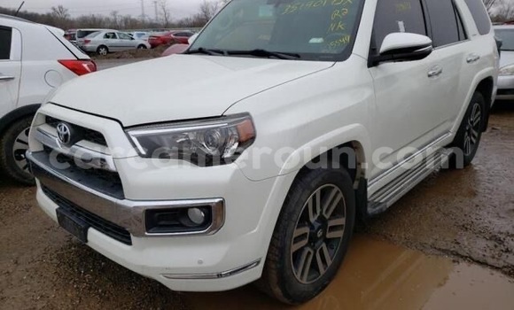 Sayi Imported Toyota 4Runner White Mota in Douala a Ƙasar Kamaru Sayi Imported Toyota 4Runner White Mota in Douala a Ƙasar Kamaru