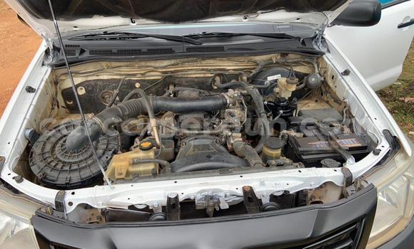 Sayi Na hannu Toyota Hilux White Mota in Yaounde a Babban Kamaru Sayi Na hannu Toyota Hilux White Mota in Yaounde a Babban Kamaru