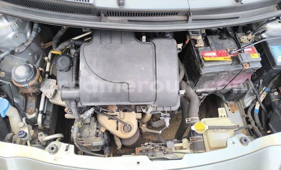 Sayi Na hannu Toyota Yaris Azurfa Mota in Yaounde a Babban Kamaru Sayi Na hannu Toyota Yaris Azurfa Mota in Yaounde a Babban Kamaru