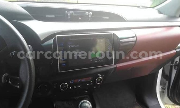 Sayi Na hannu Toyota Pickup White Mota in Douala a Ƙasar Kamaru Sayi Na hannu Toyota Pickup White Mota in Douala a Ƙasar Kamaru