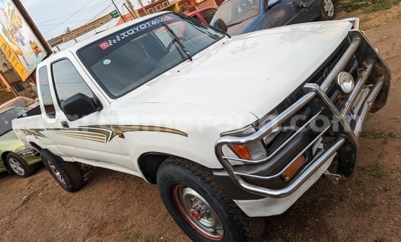 Acheter Occasion Voiture Toyota Hilux Blanc à Yaoundé, Central Cameroon Acheter Occasion Voiture Toyota Hilux Blanc à Yaoundé, Central Cameroon