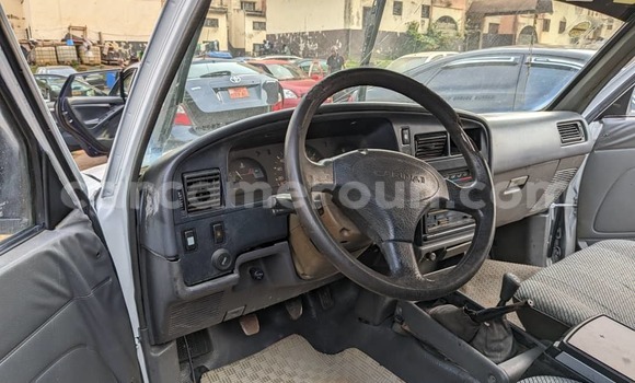 Acheter Occasion Voiture Toyota Hilux Blanc à Yaoundé, Central Cameroon Acheter Occasion Voiture Toyota Hilux Blanc à Yaoundé, Central Cameroon