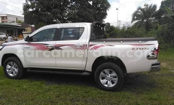 Sayi Na hannu Toyota Pickup White Mota in Douala a Ƙasar Kamaru Sayi Na hannu Toyota Pickup White Mota in Douala a Ƙasar Kamaru