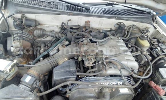 Sayi Na hannu Toyota 4Runner Azurfa Mota in Douala a Ƙasar Kamaru Sayi Na hannu Toyota 4Runner Azurfa Mota in Douala a Ƙasar Kamaru