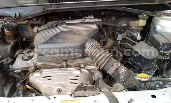 Sayi Na hannu Toyota RAV4 Azurfa Mota in Douala a Ƙasar Kamaru Sayi Na hannu Toyota RAV4 Azurfa Mota in Douala a Ƙasar Kamaru