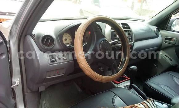 Sayi Na hannu Toyota RAV4 Azurfa Mota in Douala a Ƙasar Kamaru Sayi Na hannu Toyota RAV4 Azurfa Mota in Douala a Ƙasar Kamaru