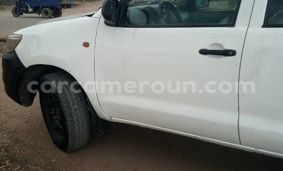 Sayi Na hannu Toyota Hilux White Mota in Douala a Ƙasar Kamaru Sayi Na hannu Toyota Hilux White Mota in Douala a Ƙasar Kamaru