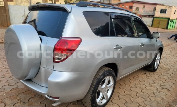 Sayi Na hannu Toyota RAV4 Azurfa Mota in Yaounde a Babban Kamaru Sayi Na hannu Toyota RAV4 Azurfa Mota in Yaounde a Babban Kamaru