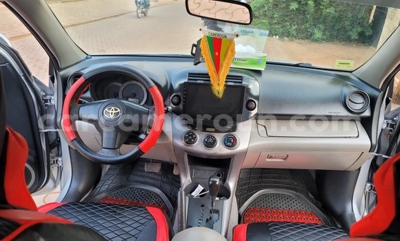 Sayi Na hannu Toyota RAV4 Azurfa Mota in Yaounde a Babban Kamaru Sayi Na hannu Toyota RAV4 Azurfa Mota in Yaounde a Babban Kamaru