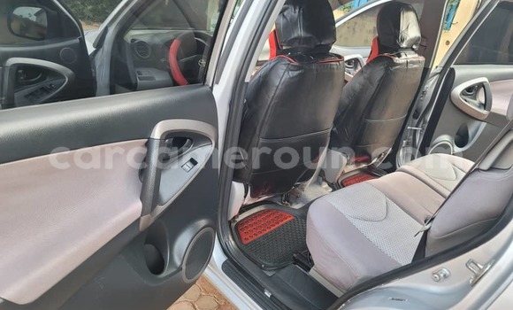 Sayi Na hannu Toyota RAV4 Azurfa Mota in Yaounde a Babban Kamaru Sayi Na hannu Toyota RAV4 Azurfa Mota in Yaounde a Babban Kamaru