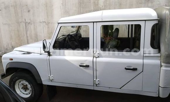 Sayi Na hannu Land Rover Defender White Mota in Douala a Ƙasar Kamaru Sayi Na hannu Land Rover Defender White Mota in Douala a Ƙasar Kamaru