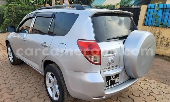 Sayi Na hannu Toyota RAV4 Azurfa Mota in Yaounde a Babban Kamaru Sayi Na hannu Toyota RAV4 Azurfa Mota in Yaounde a Babban Kamaru
