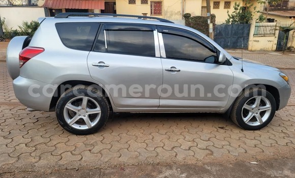 Sayi Na hannu Toyota RAV4 Azurfa Mota in Yaounde a Babban Kamaru Sayi Na hannu Toyota RAV4 Azurfa Mota in Yaounde a Babban Kamaru