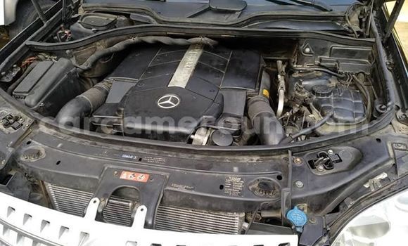 Sayi Na hannu Land Rover Defender White Mota in Douala a Ƙasar Kamaru Sayi Na hannu Land Rover Defender White Mota in Douala a Ƙasar Kamaru