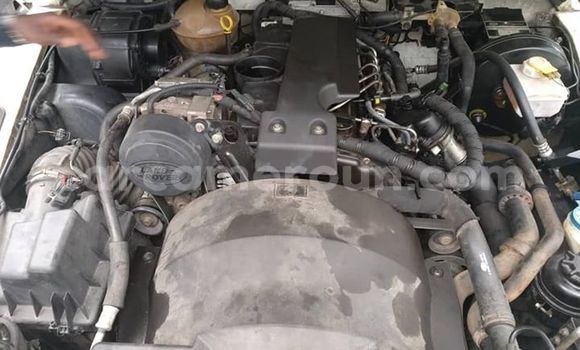 Sayi Na hannu Land Rover Defender White Mota in Douala a Ƙasar Kamaru Sayi Na hannu Land Rover Defender White Mota in Douala a Ƙasar Kamaru