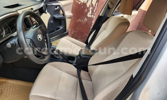Sayi Na hannu Toyota RAV4 Azurfa Mota in Yaounde a Babban Kamaru Sayi Na hannu Toyota RAV4 Azurfa Mota in Yaounde a Babban Kamaru