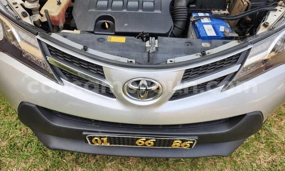 Sayi Na hannu Toyota RAV4 White Mota in Yaounde a Babban Kamaru Sayi Na hannu Toyota RAV4 White Mota in Yaounde a Babban Kamaru