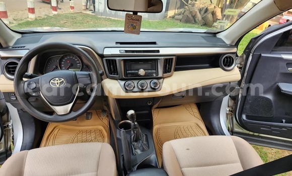 Sayi Na hannu Toyota RAV4 White Mota in Yaounde a Babban Kamaru Sayi Na hannu Toyota RAV4 White Mota in Yaounde a Babban Kamaru