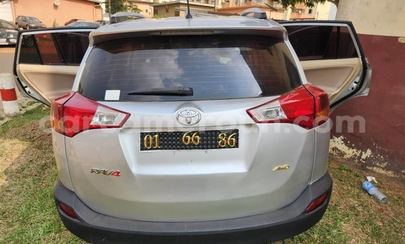 Sayi Na hannu Toyota RAV4 White Mota in Yaounde a Babban Kamaru Sayi Na hannu Toyota RAV4 White Mota in Yaounde a Babban Kamaru