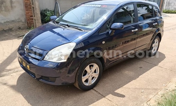 Acheter Occasion Voiture Toyota Corolla Verso Bleu à Yaoundé, Central Cameroon Acheter Occasion Voiture Toyota Corolla Verso Bleu à Yaoundé, Central Cameroon
