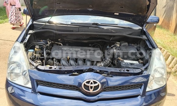 Acheter Occasion Voiture Toyota Corolla Verso Bleu à Yaoundé, Central Cameroon Acheter Occasion Voiture Toyota Corolla Verso Bleu à Yaoundé, Central Cameroon