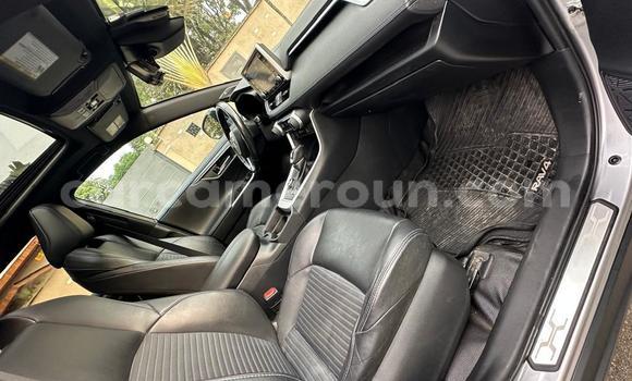 Sayi Imported Toyota RAV4 Azurfa Mota in Douala a Ƙasar Kamaru Sayi Imported Toyota RAV4 Azurfa Mota in Douala a Ƙasar Kamaru