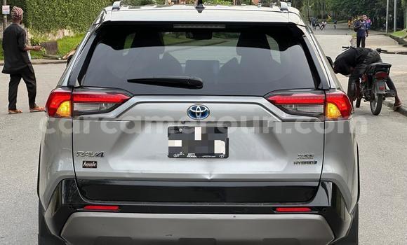Sayi Imported Toyota RAV4 Azurfa Mota in Douala a Ƙasar Kamaru Sayi Imported Toyota RAV4 Azurfa Mota in Douala a Ƙasar Kamaru