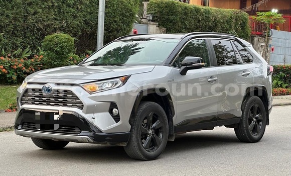 Sayi Imported Toyota RAV4 Azurfa Mota in Douala a Ƙasar Kamaru Sayi Imported Toyota RAV4 Azurfa Mota in Douala a Ƙasar Kamaru