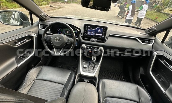 Sayi Imported Toyota RAV4 Azurfa Mota in Douala a Ƙasar Kamaru Sayi Imported Toyota RAV4 Azurfa Mota in Douala a Ƙasar Kamaru