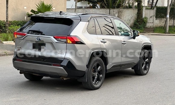 Sayi Imported Toyota RAV4 Azurfa Mota in Douala a Ƙasar Kamaru Sayi Imported Toyota RAV4 Azurfa Mota in Douala a Ƙasar Kamaru