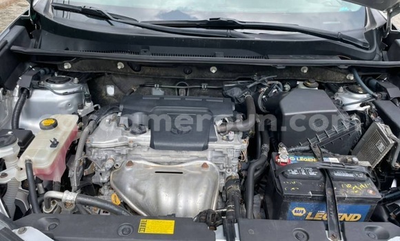 Sayi Imported Toyota RAV4 Azurfa Mota in Douala a Ƙasar Kamaru Sayi Imported Toyota RAV4 Azurfa Mota in Douala a Ƙasar Kamaru