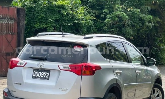 Sayi Imported Toyota RAV4 Azurfa Mota in Douala a Ƙasar Kamaru Sayi Imported Toyota RAV4 Azurfa Mota in Douala a Ƙasar Kamaru