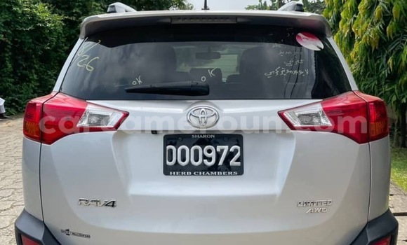 Sayi Imported Toyota RAV4 Azurfa Mota in Douala a Ƙasar Kamaru Sayi Imported Toyota RAV4 Azurfa Mota in Douala a Ƙasar Kamaru