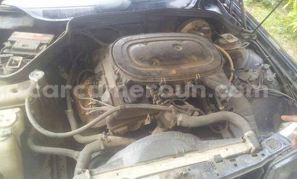 Sayi Na hannu Mercedes‒Benz E–Class Blue Mota in Douala a Ƙasar Kamaru Sayi Na hannu Mercedes‒Benz E–Class Blue Mota in Douala a Ƙasar Kamaru