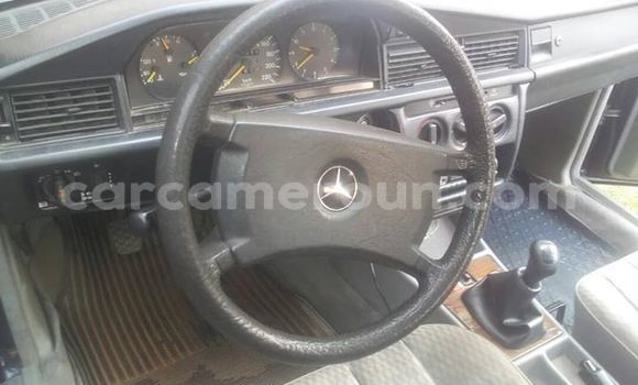 Sayi Na hannu Mercedes‒Benz E–Class Blue Mota in Douala a Ƙasar Kamaru Sayi Na hannu Mercedes‒Benz E–Class Blue Mota in Douala a Ƙasar Kamaru