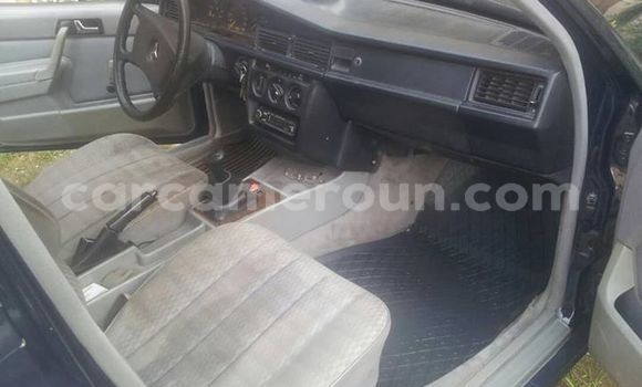 Sayi Na hannu Mercedes‒Benz E–Class Blue Mota in Douala a Ƙasar Kamaru Sayi Na hannu Mercedes‒Benz E–Class Blue Mota in Douala a Ƙasar Kamaru