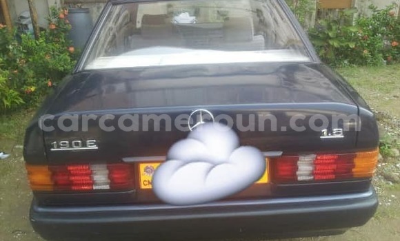 Sayi Na hannu Mercedes‒Benz E–Class Blue Mota in Douala a Ƙasar Kamaru Sayi Na hannu Mercedes‒Benz E–Class Blue Mota in Douala a Ƙasar Kamaru