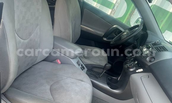 Sayi Na hannu Toyota RAV4 Azurfa Mota in Douala a Ƙasar Kamaru Sayi Na hannu Toyota RAV4 Azurfa Mota in Douala a Ƙasar Kamaru