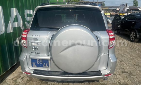 Sayi Na hannu Toyota RAV4 Azurfa Mota in Douala a Ƙasar Kamaru Sayi Na hannu Toyota RAV4 Azurfa Mota in Douala a Ƙasar Kamaru