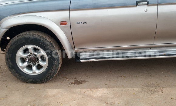Sayi Na hannu Mitsubishi L200 Blue Mota in Douala a Ƙasar Kamaru Sayi Na hannu Mitsubishi L200 Blue Mota in Douala a Ƙasar Kamaru